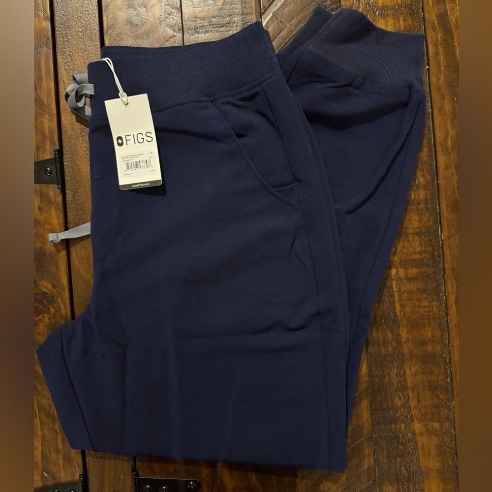 NWT FIGS navy women’s jogger Size M petite